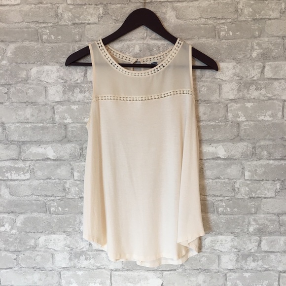 Old Navy Tops - 🎉Old Navy key hole detail tank top B3